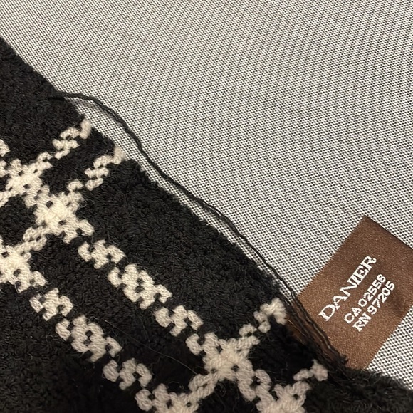 Danier 100% Wool Scarf - Picture 7 of 7